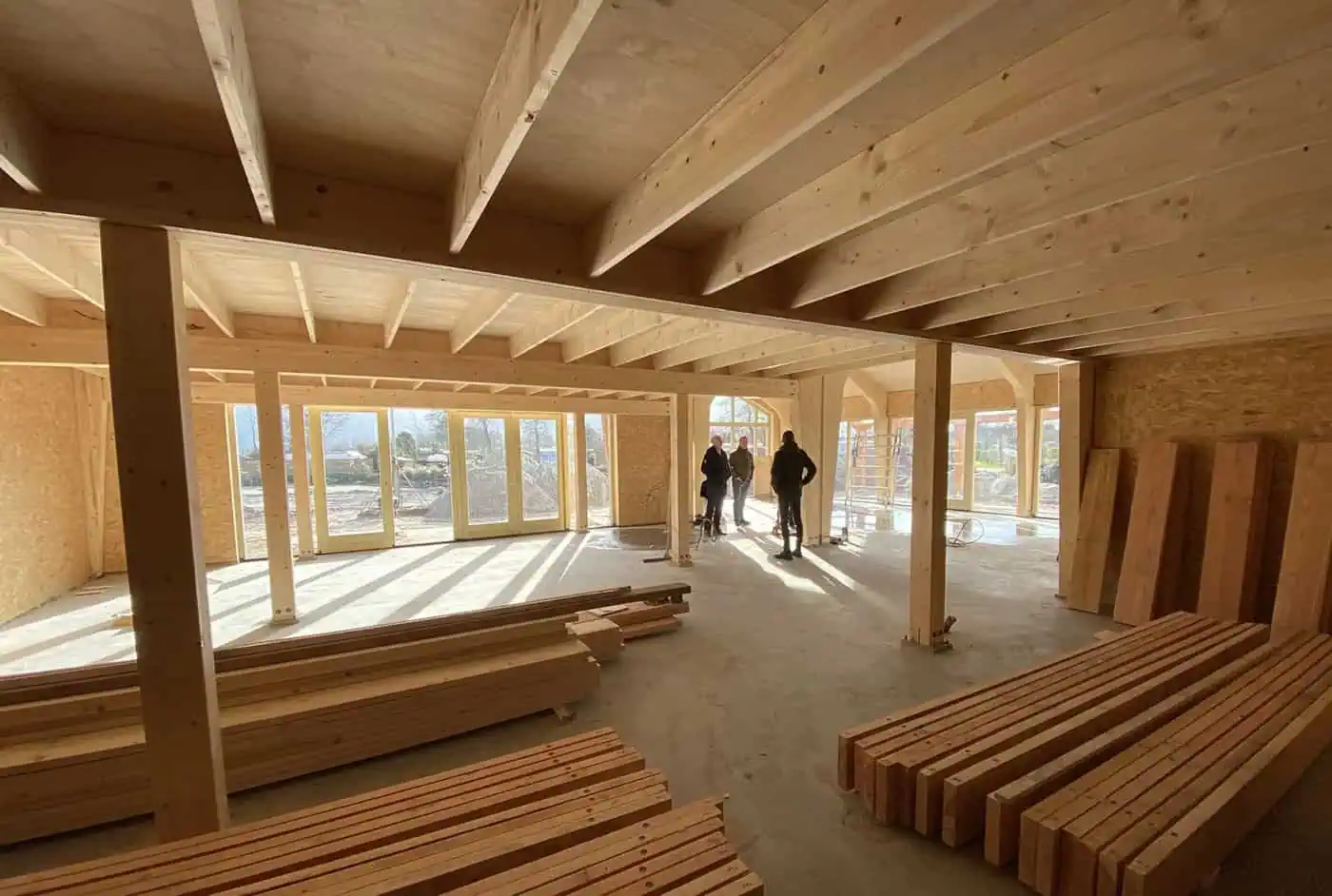 Interieur van een biobased woning in aanbouw met houten constructie en prefab elementen