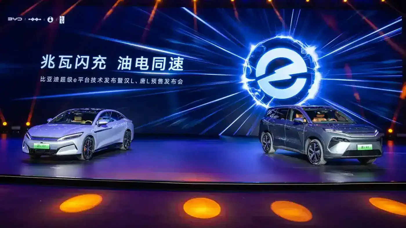 BYD Han L en Tang L op het podium tijdens de onthulling van het Super e-Platform in Shenzhen