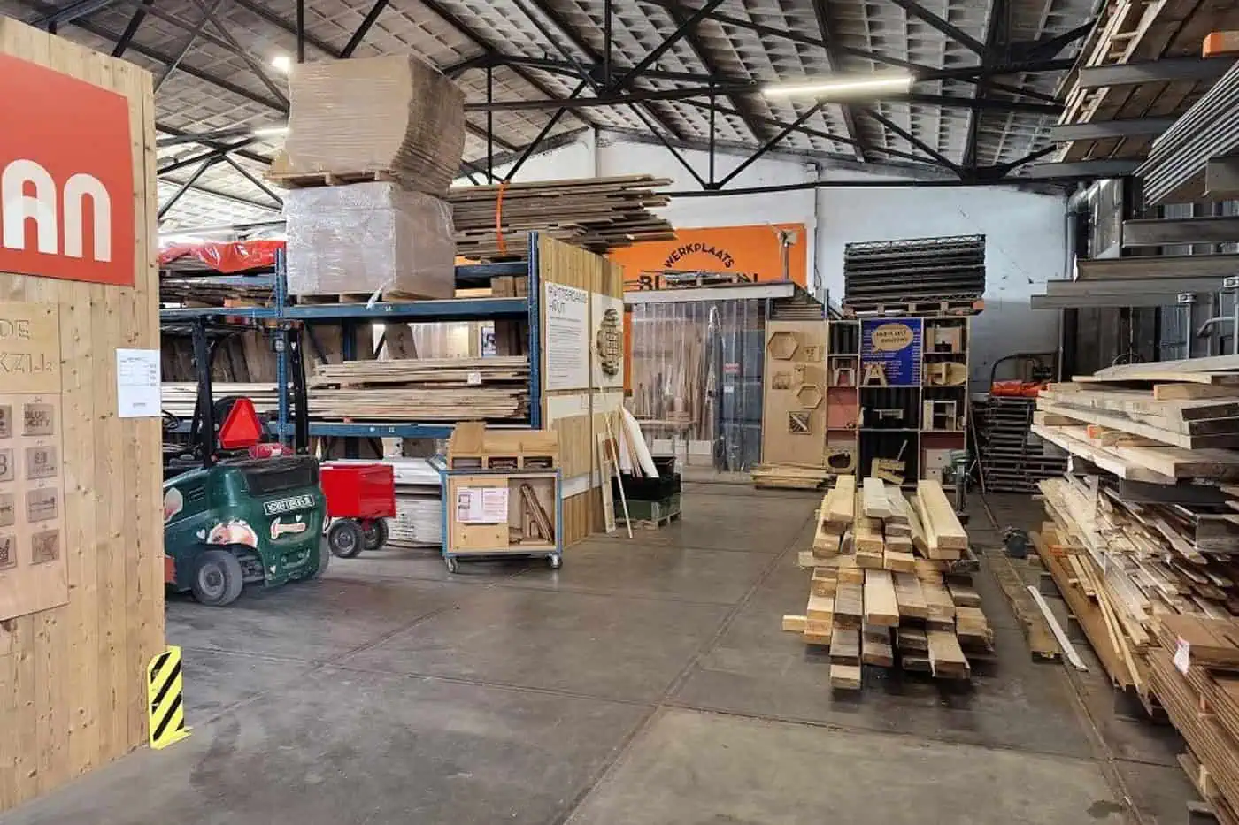 Circulaire bouwmarkt met resthout en hergebruikte bouwmaterialen in werkplaats