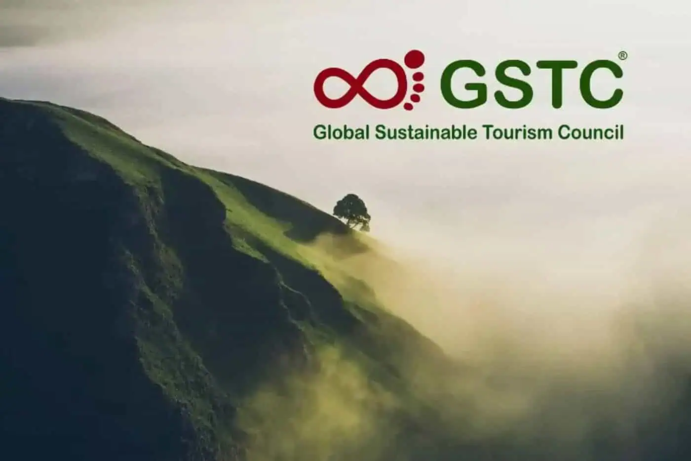 Het logo van de Global Sustainable Tourism Council (GSTC) boven een mistig berglandschap, illustratie bij de nieuwe EU-regels voor duurzaamheidsclaims in de reissector