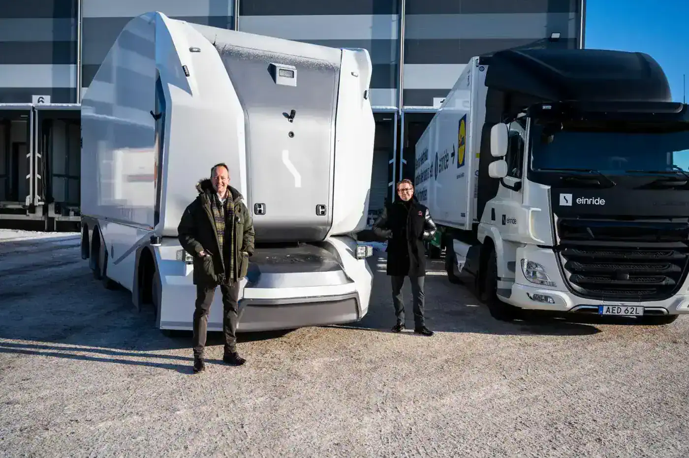 Cabineloze Einride-vrachtwagen naast een Lidl-vrachtwagen bij een distributiecentrum in Duitsland