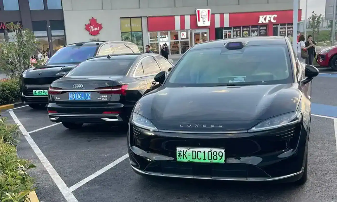 Elektrische en conventionele auto's naast elkaar op een parkeerplaats, waarbij het verschil in aandrijving nauwelijks zichtbaar is.