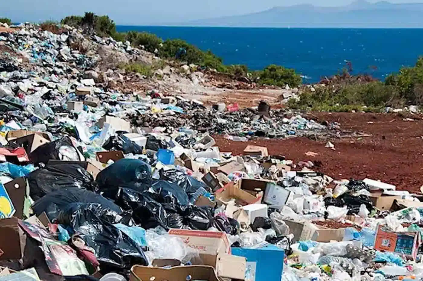 Grote hoeveelheid plastic afval op stortplaats aan Europese kustlijn