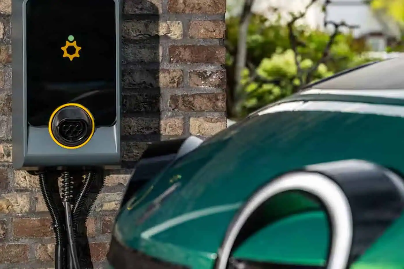 Slimme thuislaadpaal bij woning met elektrische auto en zonnepanelen
