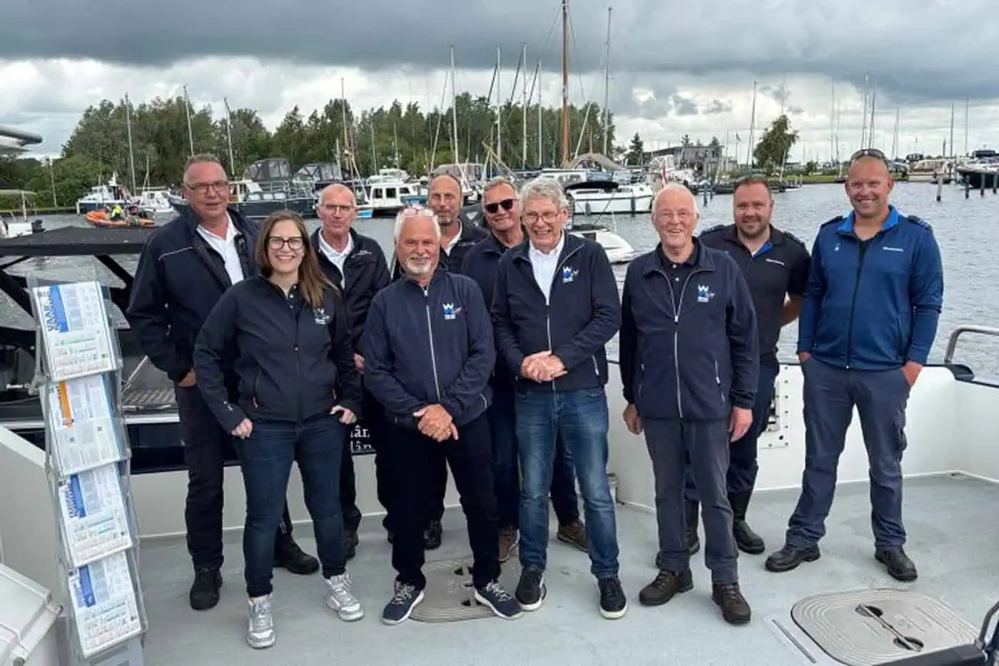 Het team van de campagne Varen doe je Samen! op een boot in de haven, ter illustratie van de nieuwe focus op veiligheid op het water in 2026
