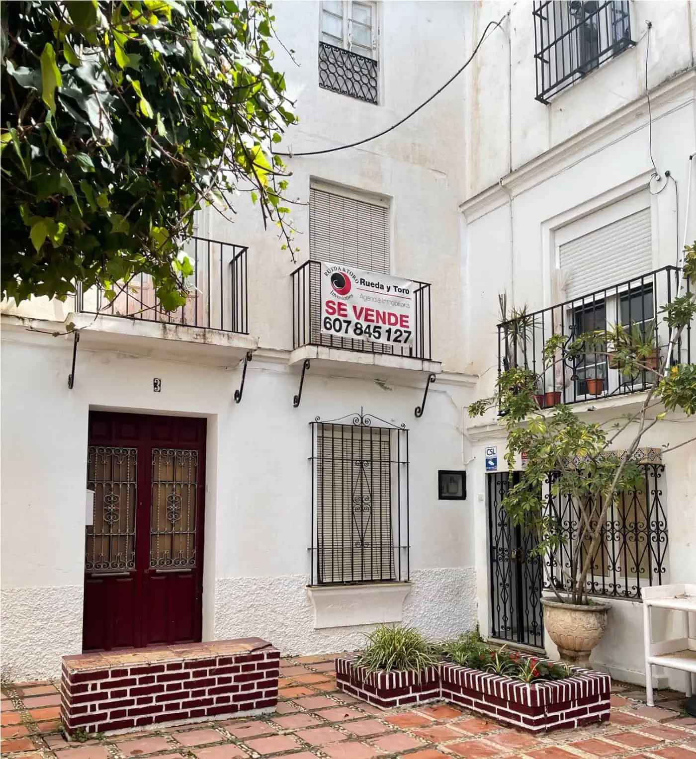 Woning met te koop bord op balkon in Europese straat